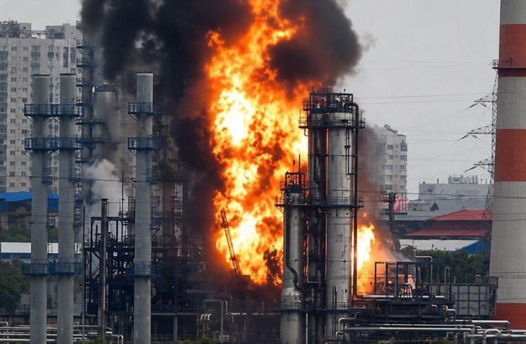 На одном из крупнейших нефтеперерабатывающих заводов России произошёл крупный пожар после атаки беспилотников